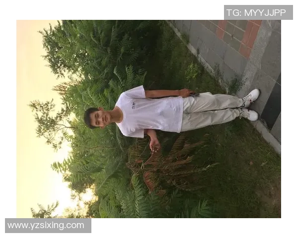 轻松学会如何绘制小朋友踢足球的生动场景与动作技巧